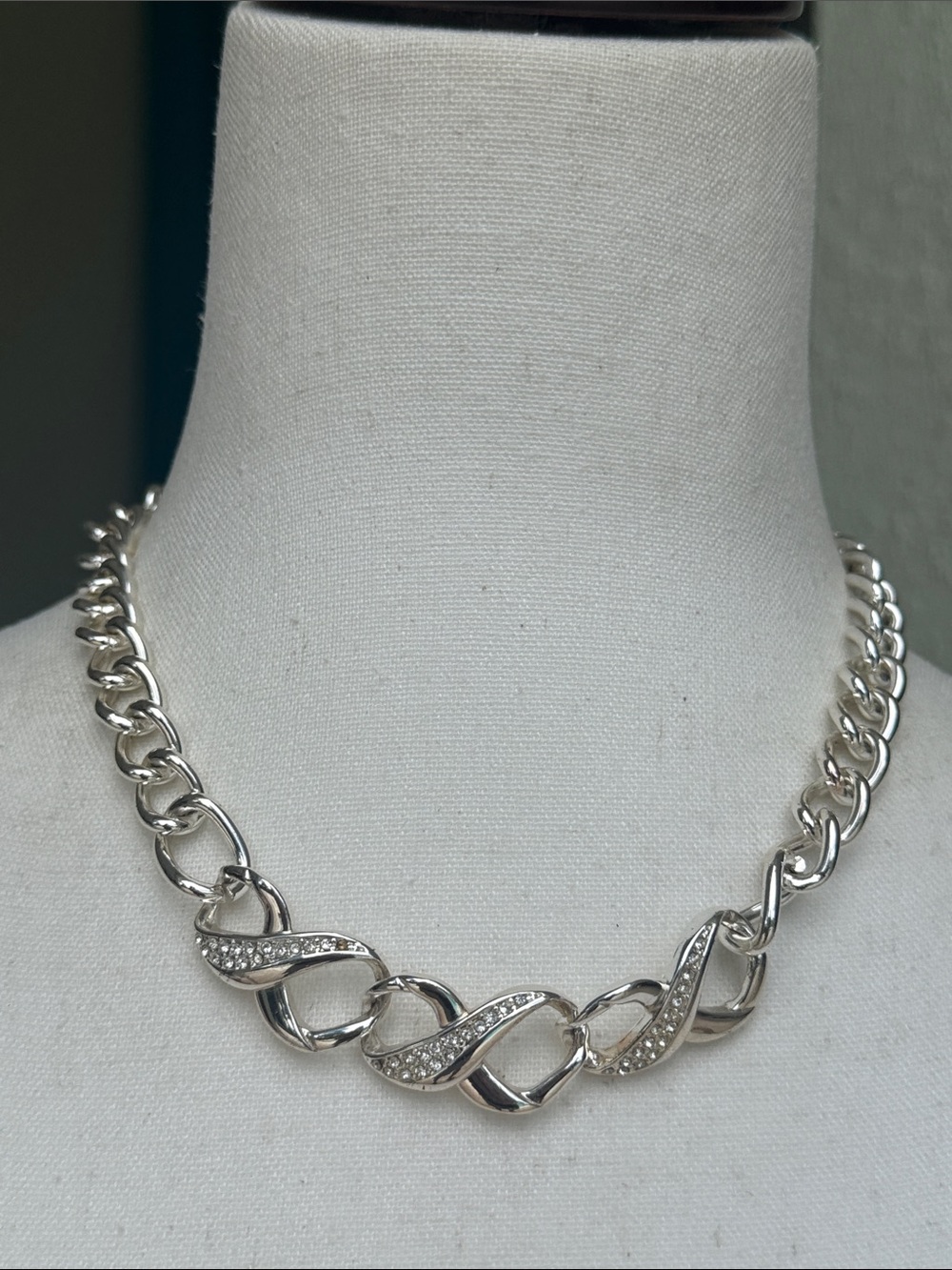 Avon SAO infinity chain link necklace